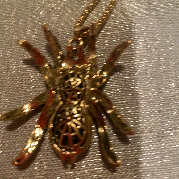 BETSEY JOHNSON BLUE & GREEN SPIDER PENDANT ON  GOLD-TONE  CHAIN - Picture 2 of 5